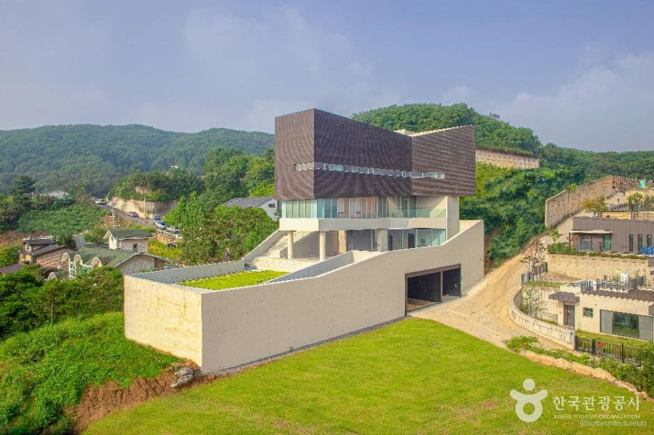 갤러리 위 사진